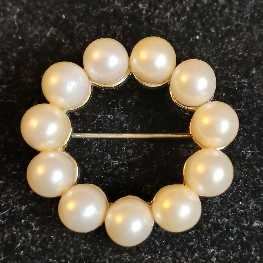 Marvella Elegant Vintage Silvertone Pearl Wreath Brooch